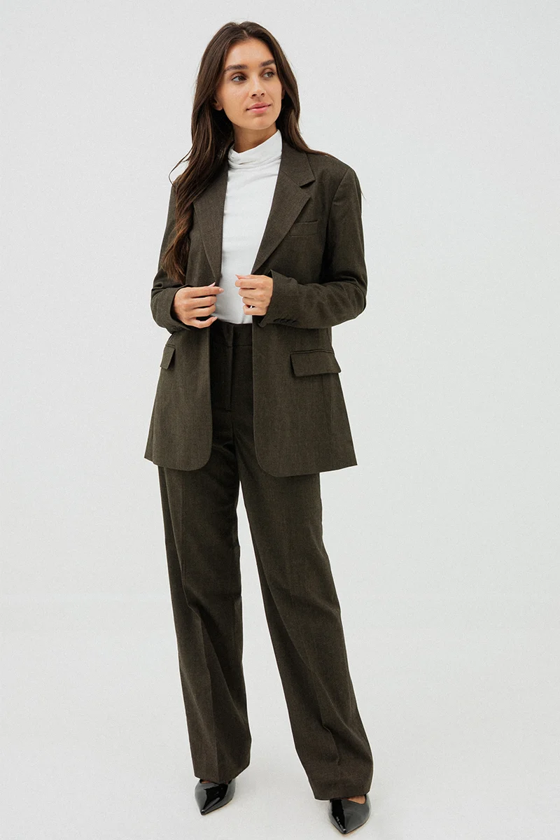 Le pantalon droit jambe large brun chiné