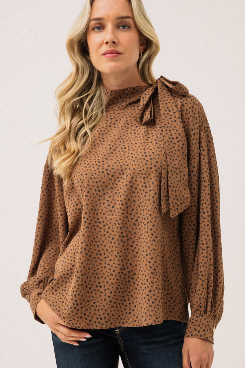 La blouse avec nœud au col à l'épaule
