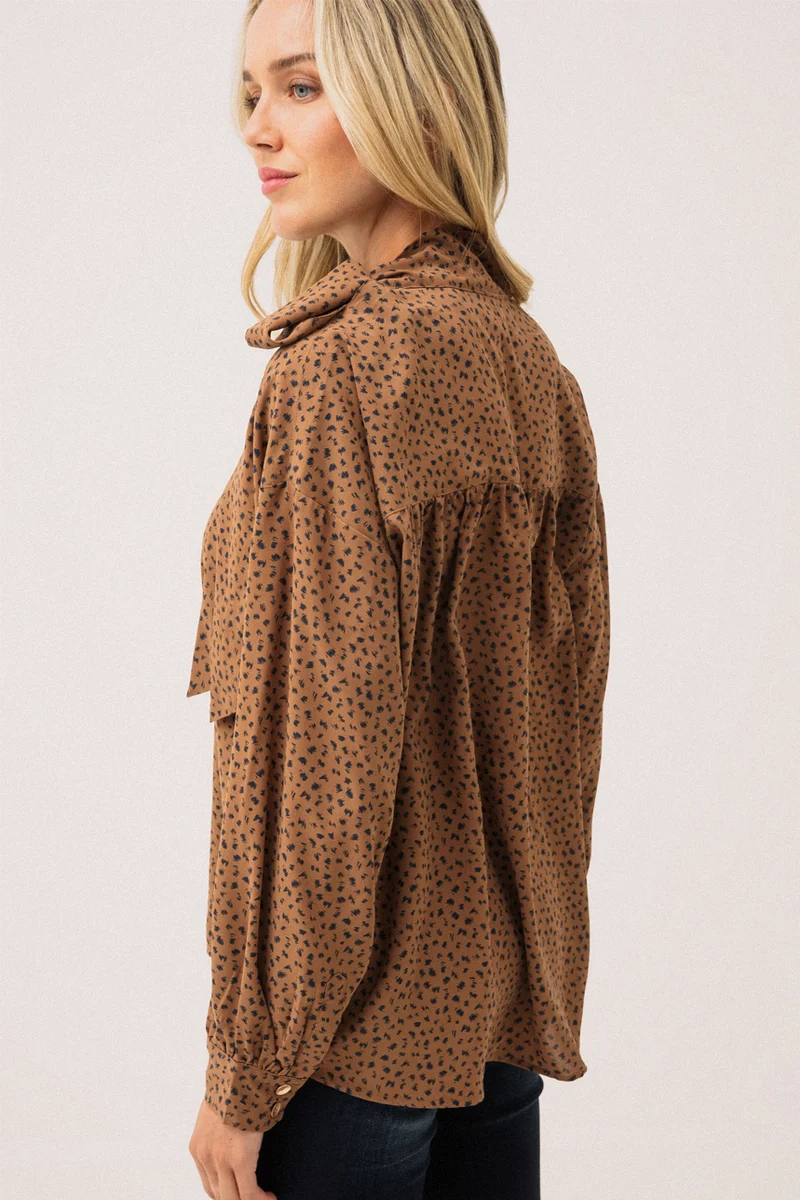 La blouse avec nœud au col à l'épaule
