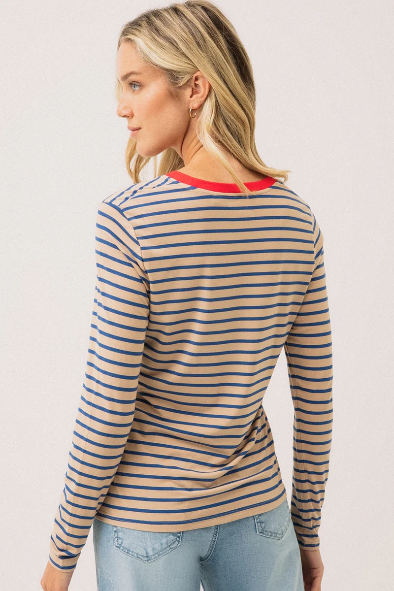 Le t-shirt à manches longues rayé