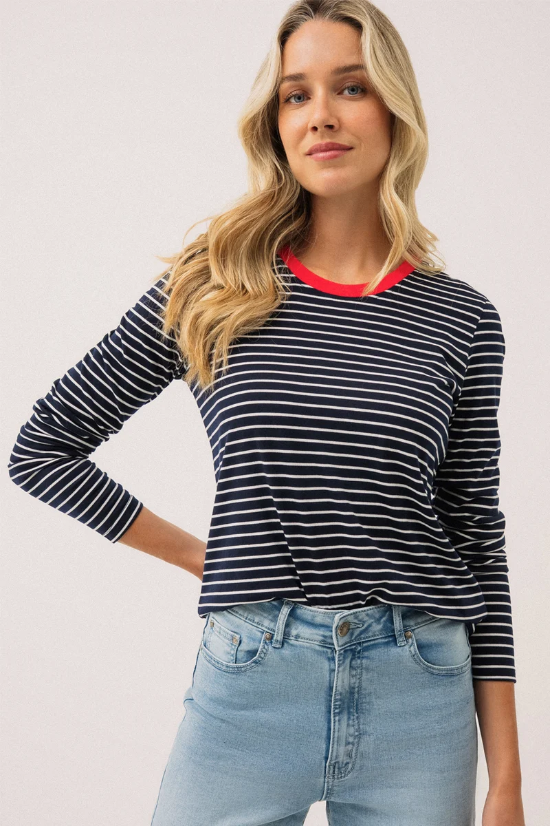Le t-shirt à manches longues rayé marine et blanc avec col côtelé rouge