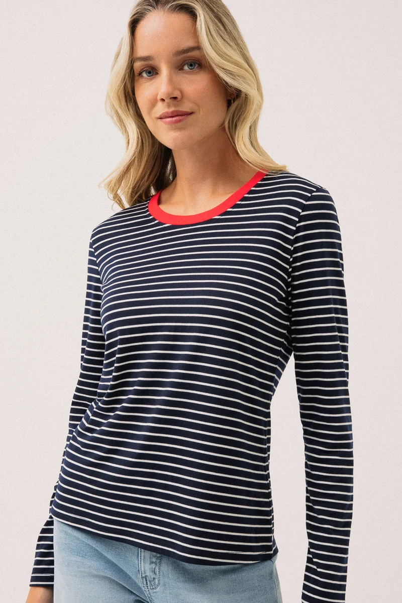 Le t-shirt à manches longues rayé marine et blanc avec col côtelé rouge