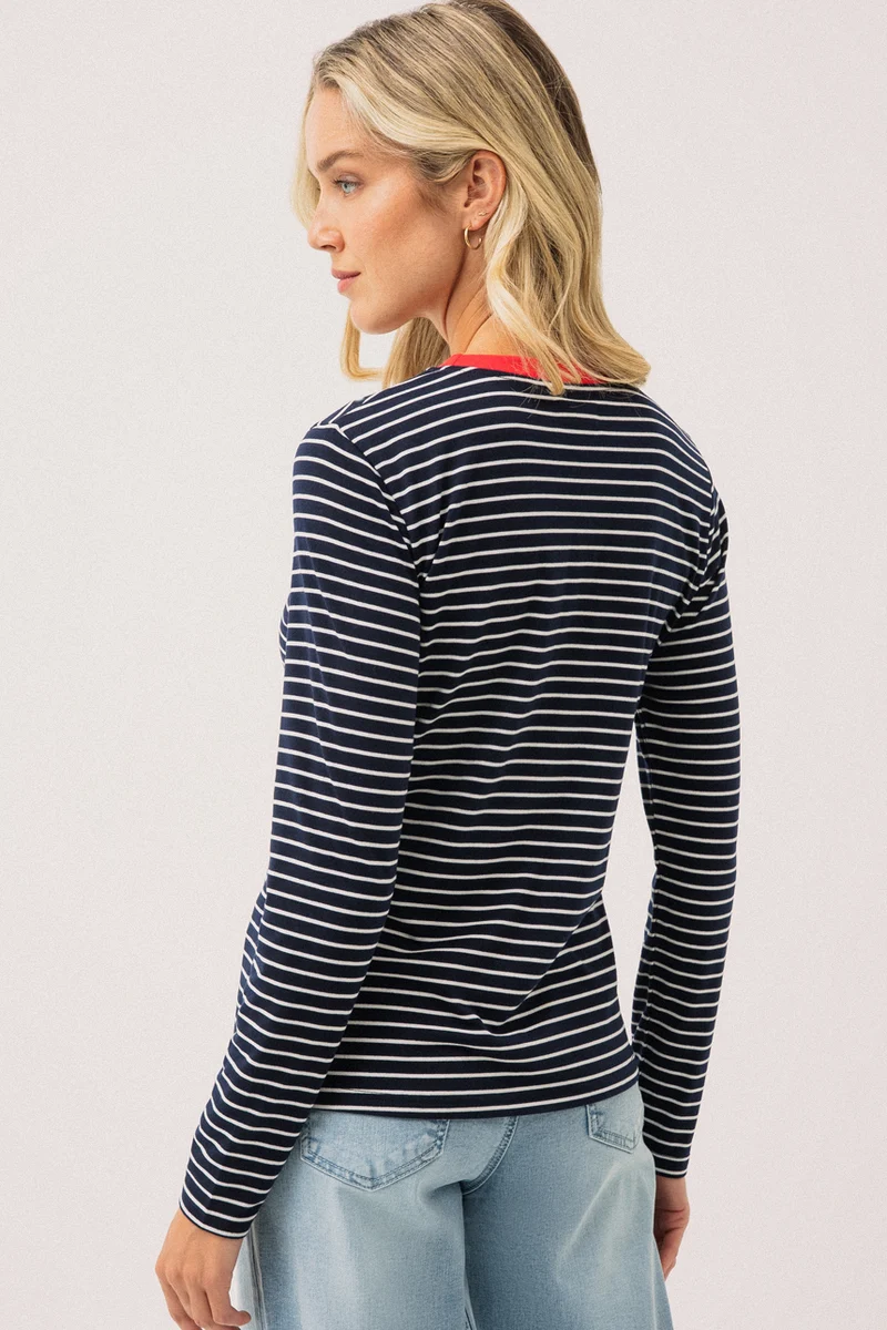 Le t-shirt à manches longues rayé marine et blanc avec col côtelé rouge