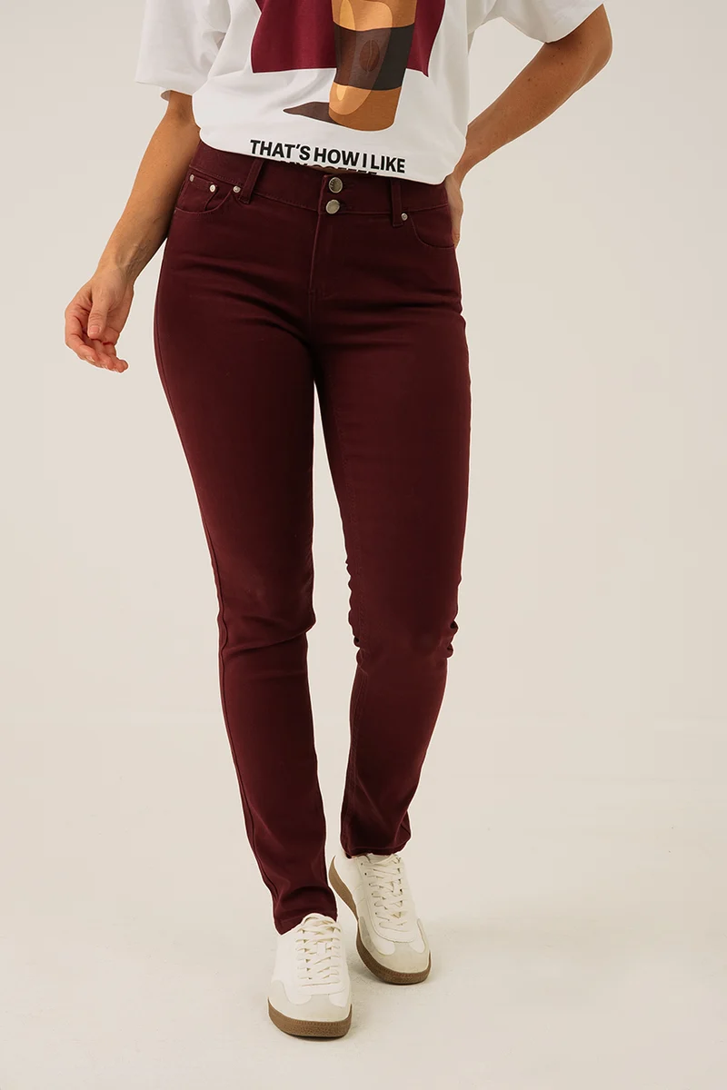 Le jeans étroit coloré sculptant
