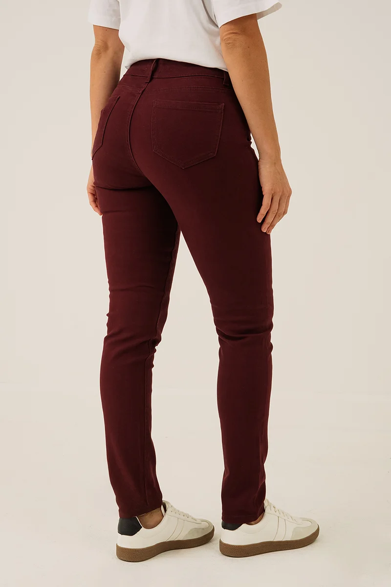 Le jeans étroit coloré sculptant