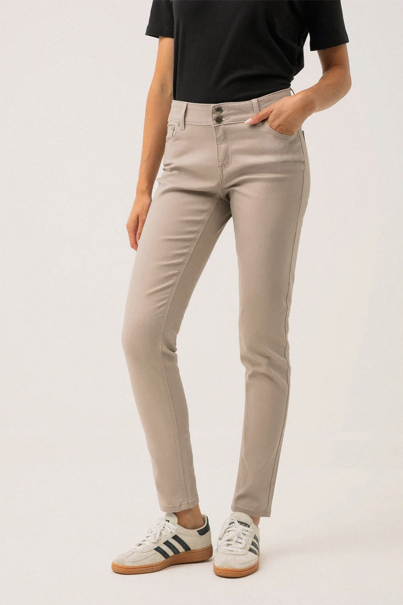 Le jeans étroit coloré sculptant