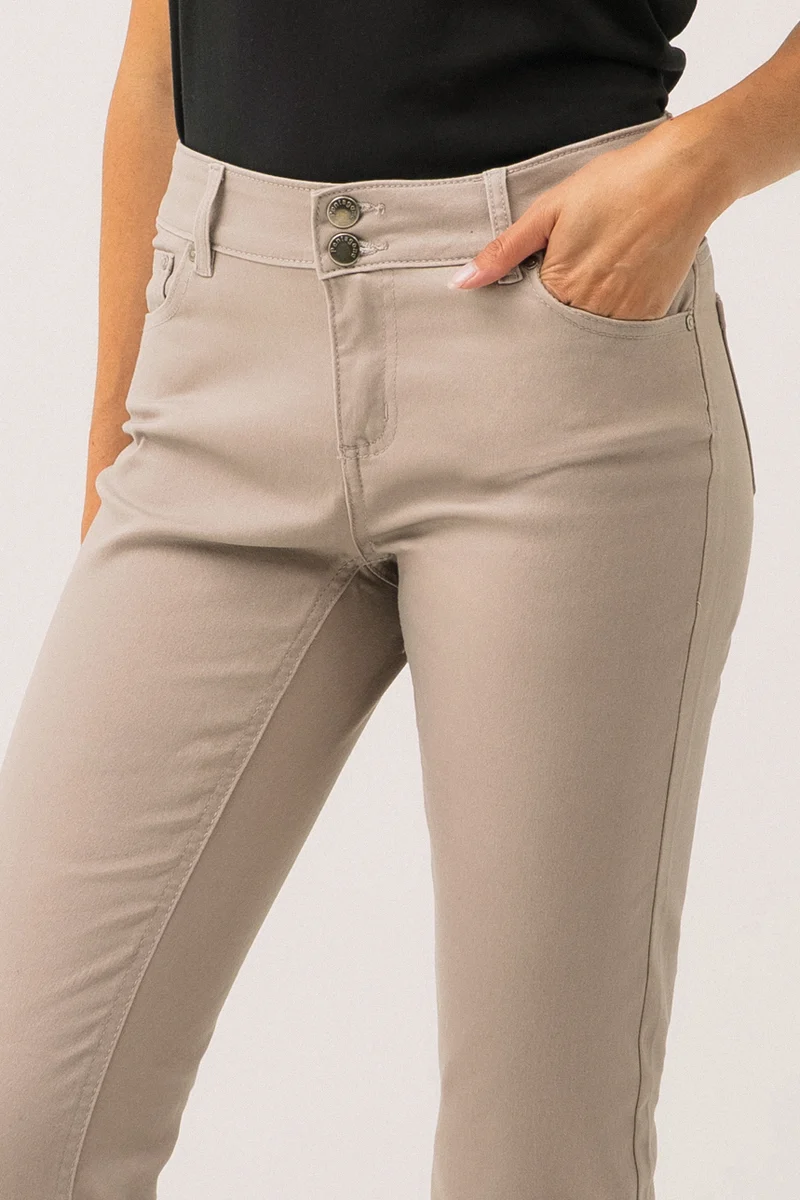 Le jeans étroit coloré sculptant