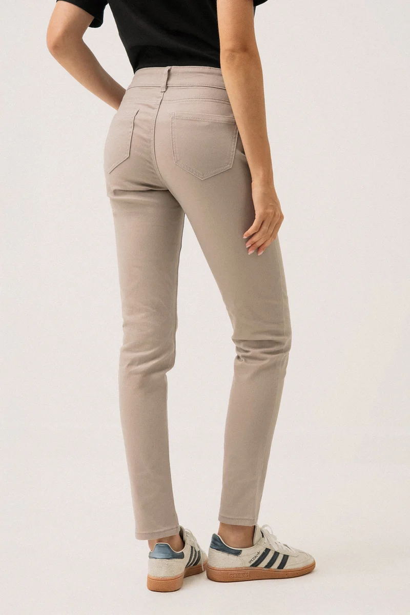 Le jeans étroit coloré sculptant