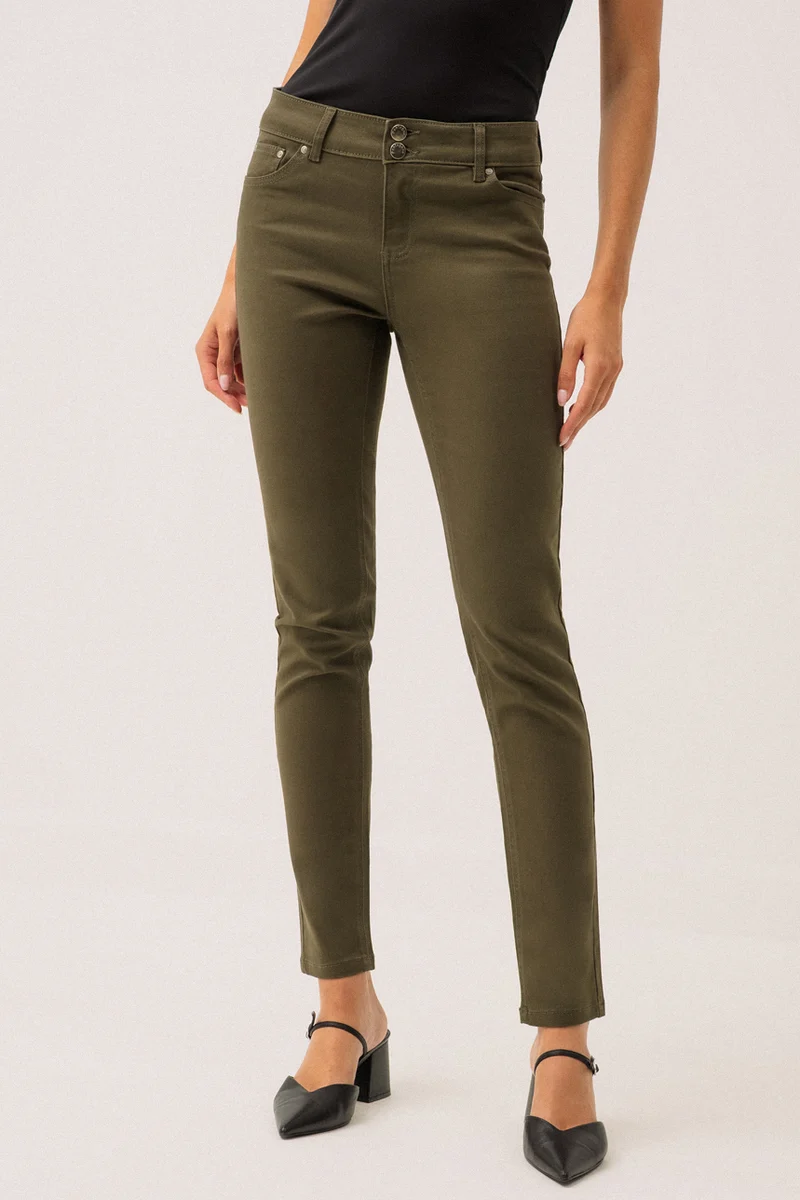 Le jeans étroit coloré sculptant
