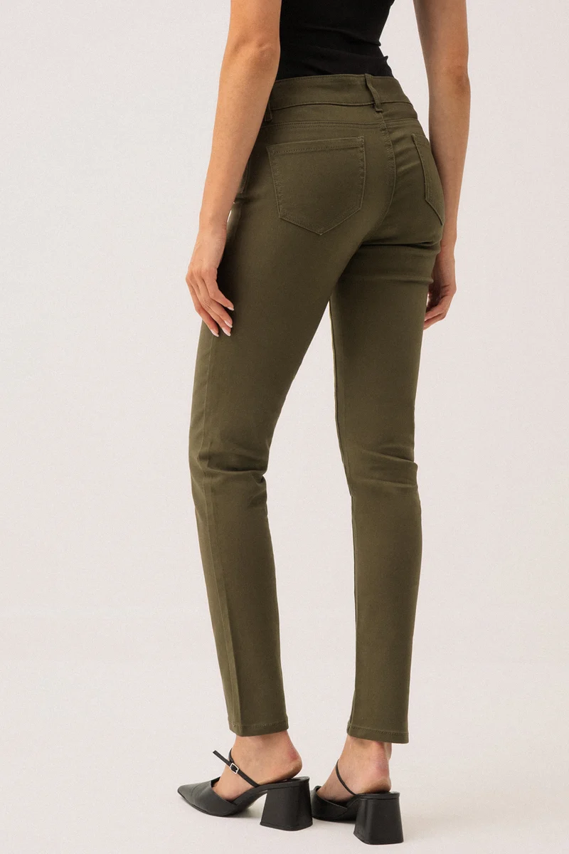 Le jeans étroit coloré sculptant