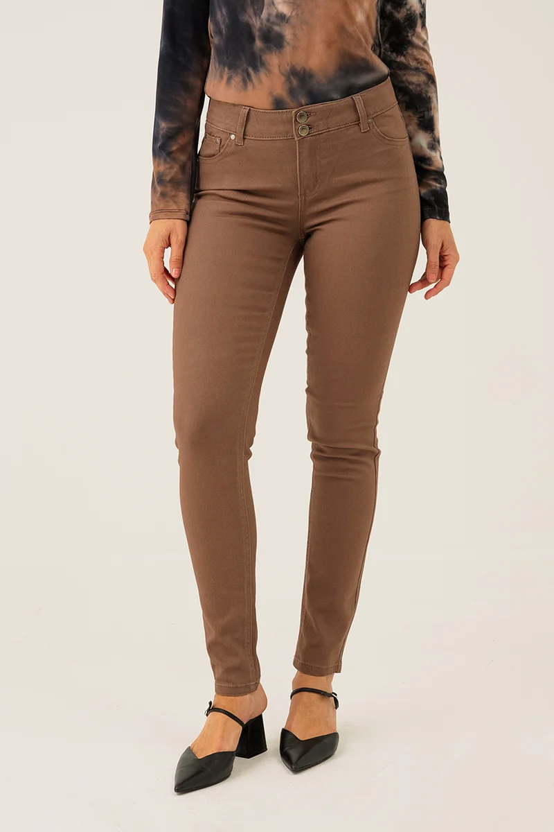 Le jeans étroit coloré sculptant