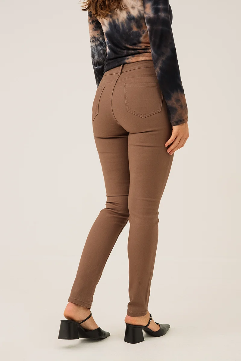 Le jeans étroit coloré sculptant