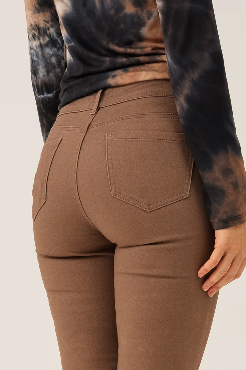 Le jeans étroit coloré sculptant