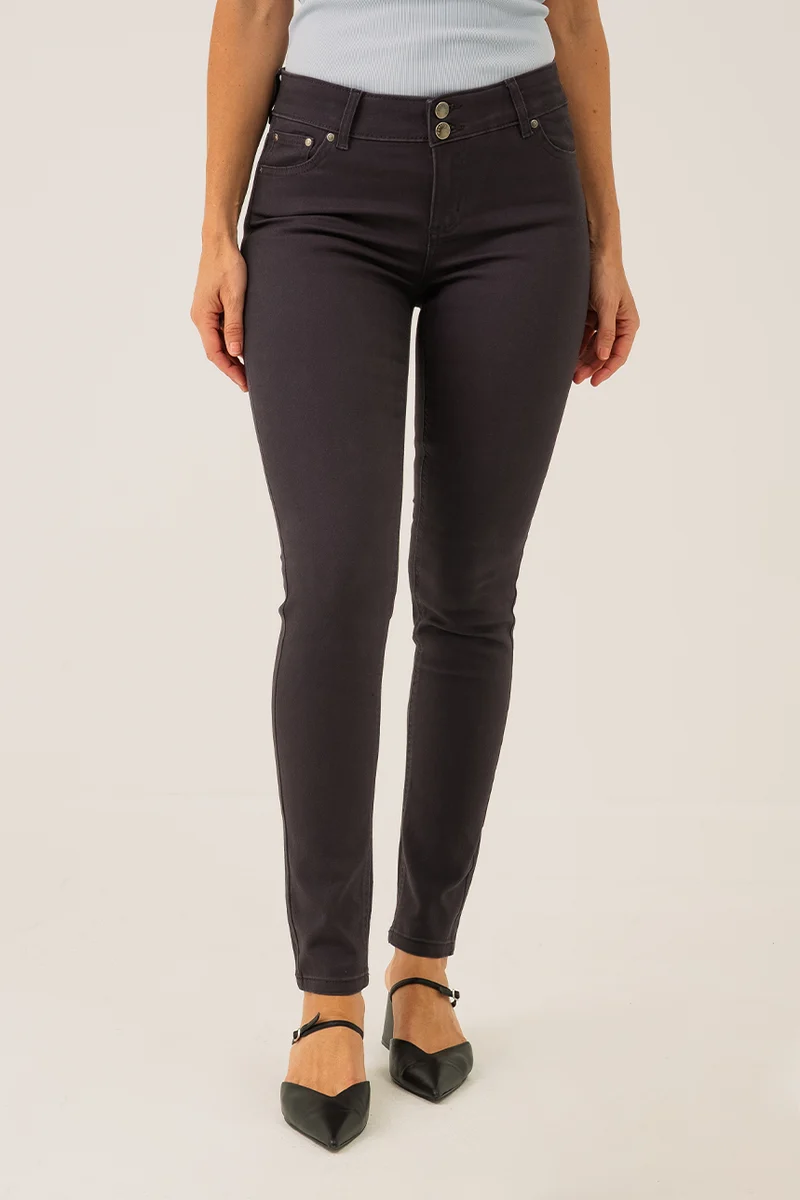 Le jeans étroit coloré sculptant
