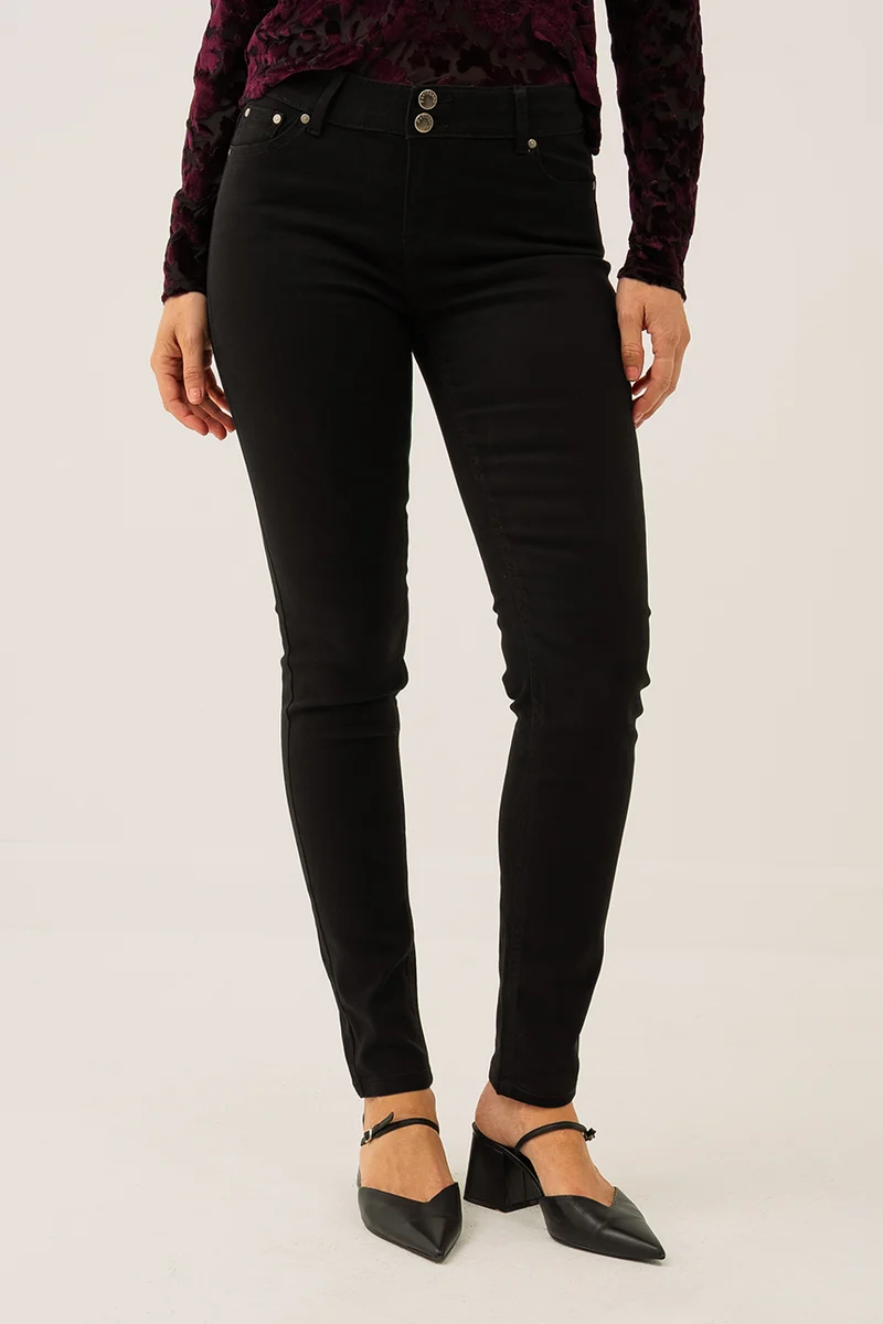 Le jeans étroit coloré sculptant