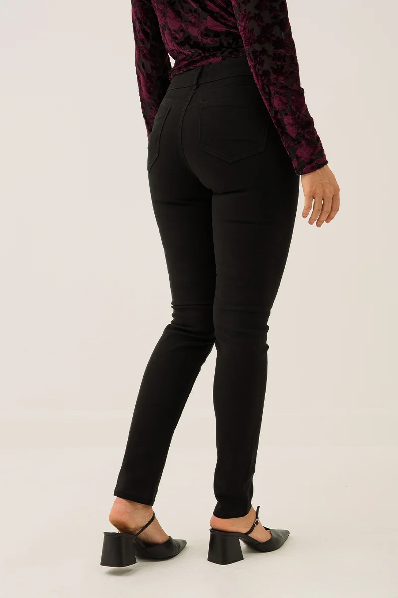 Le jeans étroit coloré sculptant