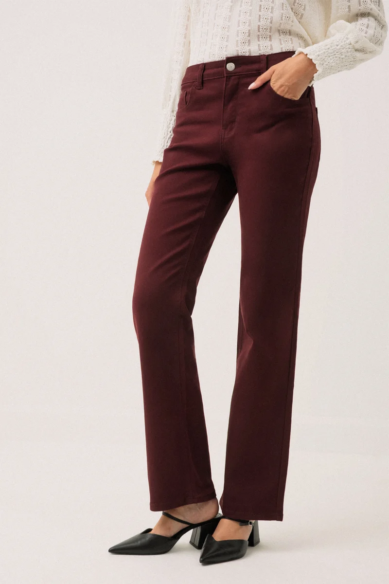 Le jeans à jambe large coloré