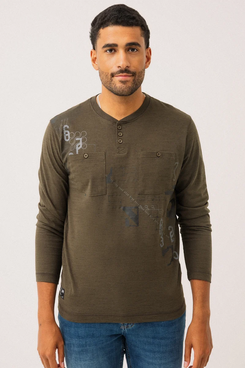 Le chandail avec encolure Henley 3 boutons imprimé à l’avant par Projek Raw