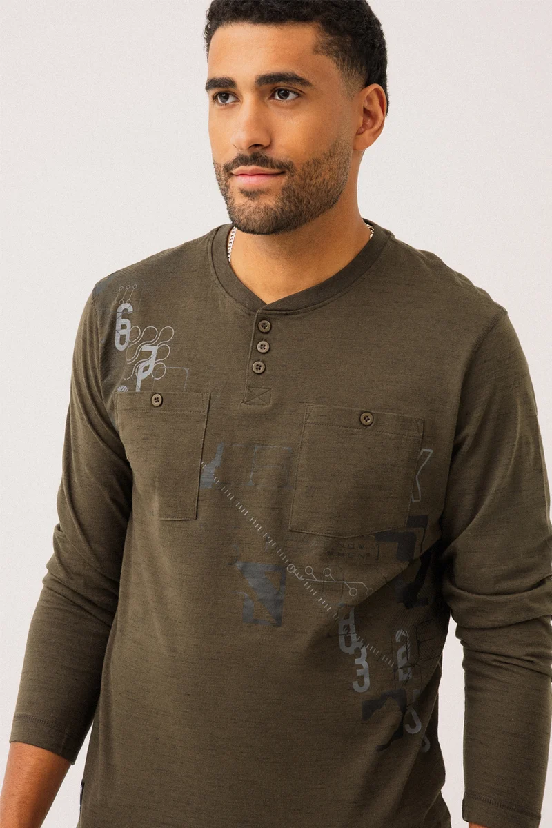Le chandail avec encolure Henley 3 boutons imprimé à l’avant par Projek Raw