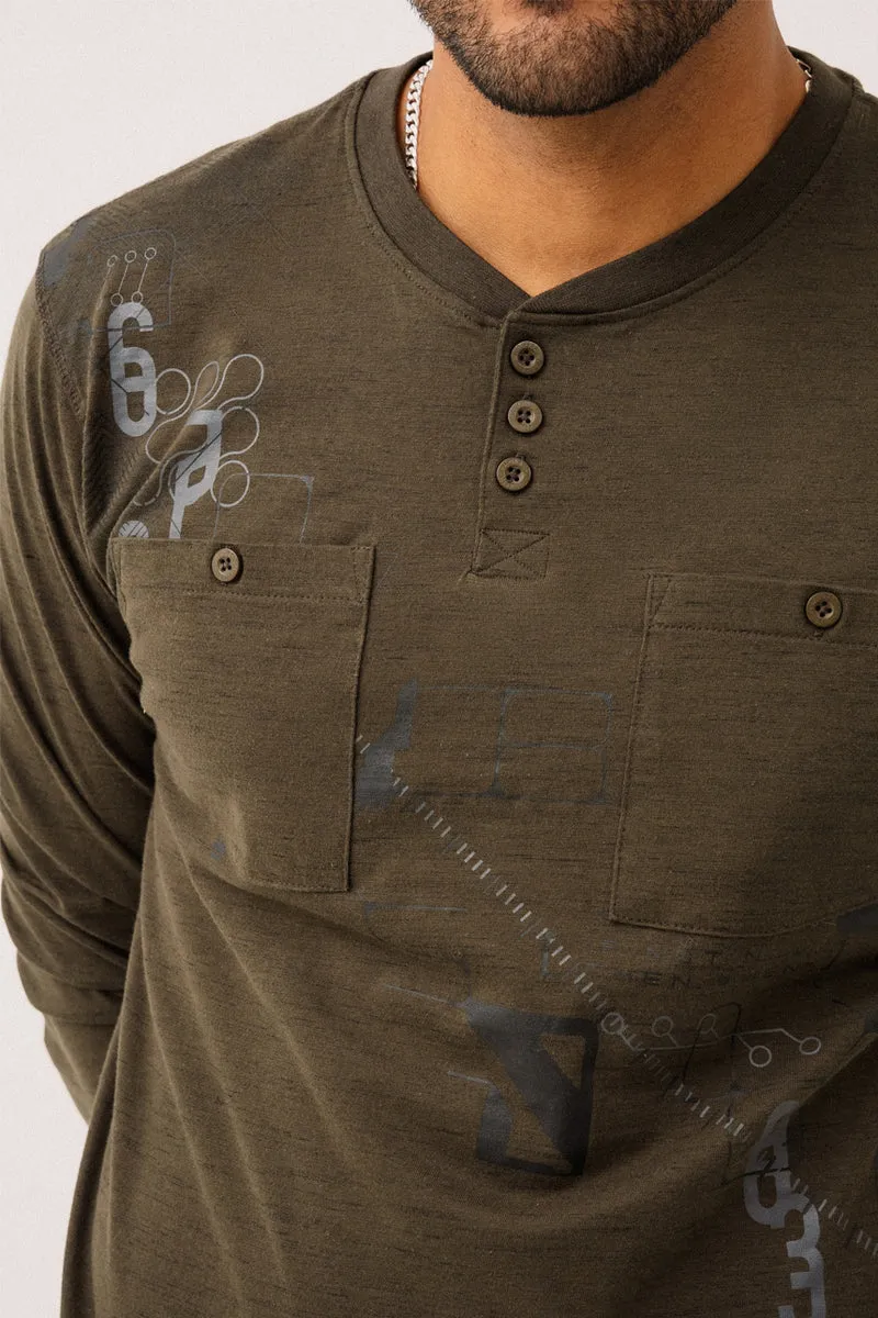Le chandail avec encolure Henley 3 boutons imprimé à l’avant par Projek Raw