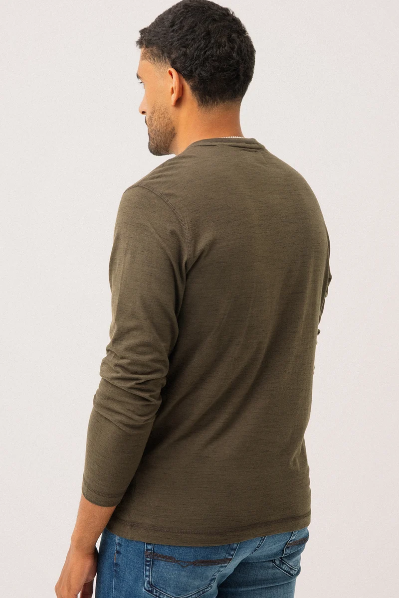 Le chandail avec encolure Henley 3 boutons imprimé à l’avant par Projek Raw