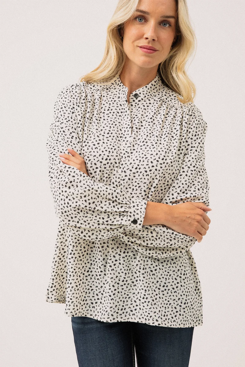 La blouse à motif abstrait blanc et noir