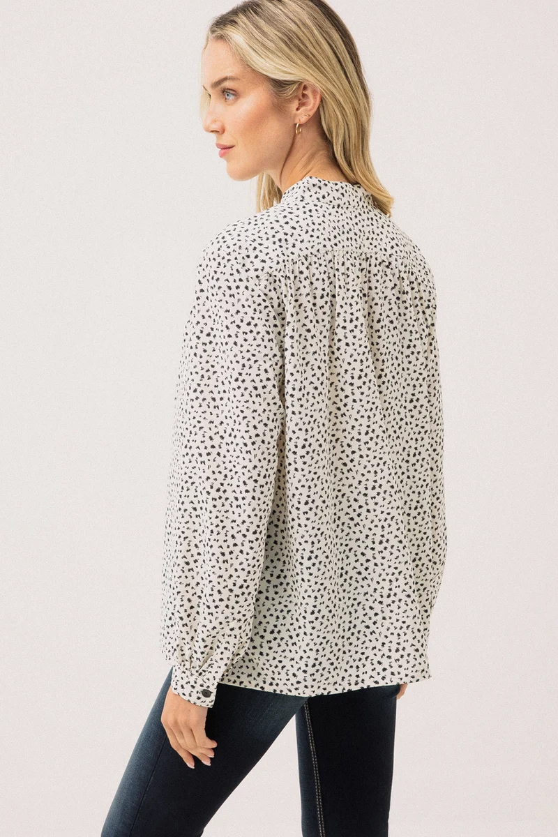La blouse à motif abstrait blanc et noir