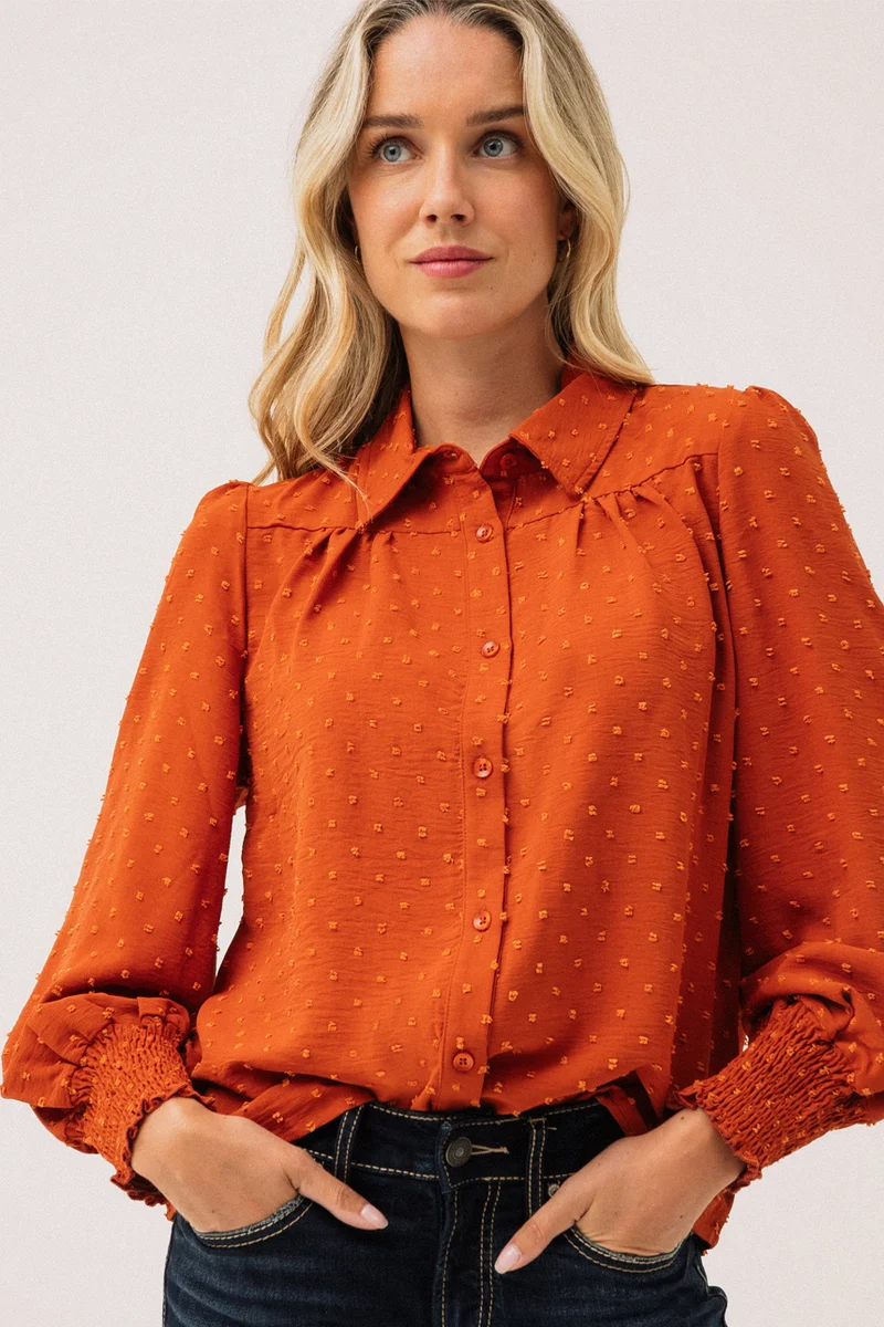 La blouse rouille en tissu “Dotted Swiss”