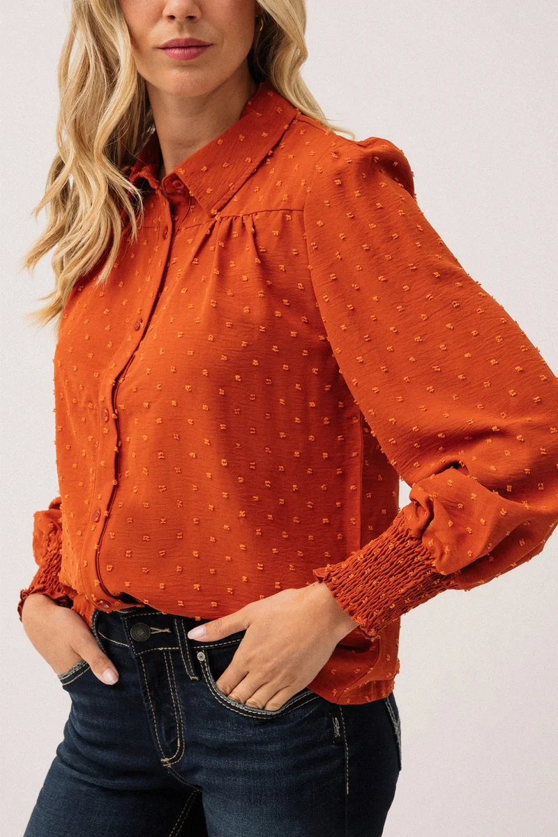 La blouse rouille en tissu “Dotted Swiss”