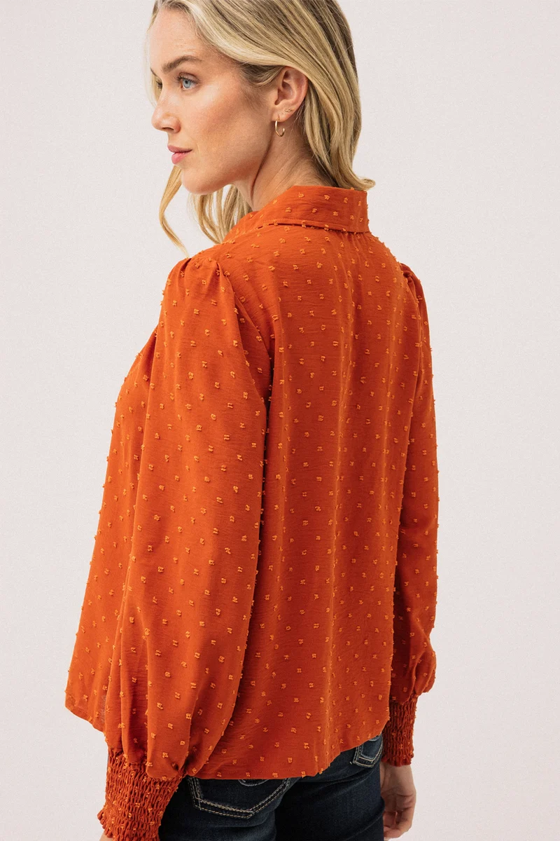 La blouse rouille en tissu “Dotted Swiss”