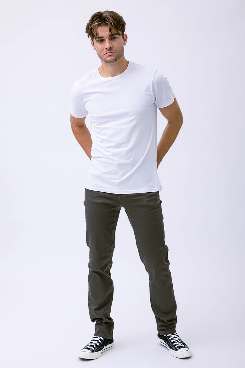 Le pantalon étroit extensible | Modèle Brad slim