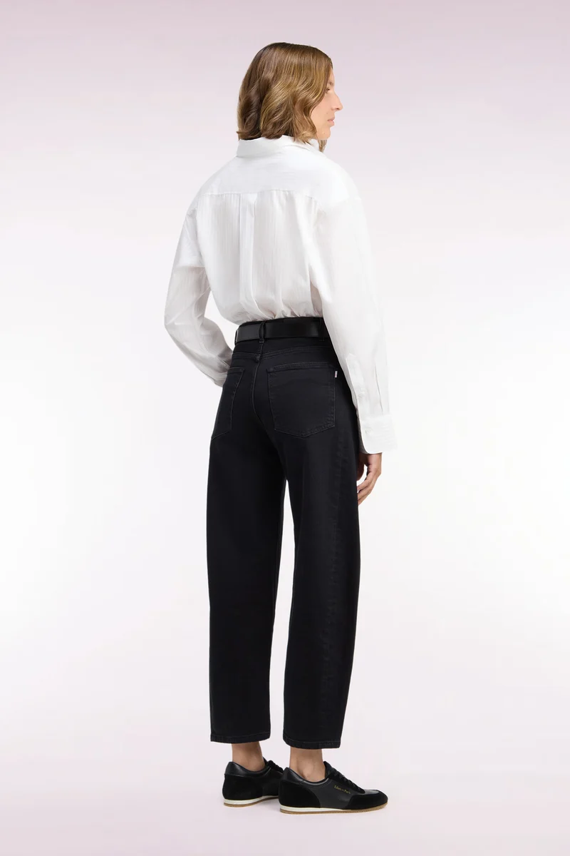 Jean en denim stretch gris foncé coupe barrel