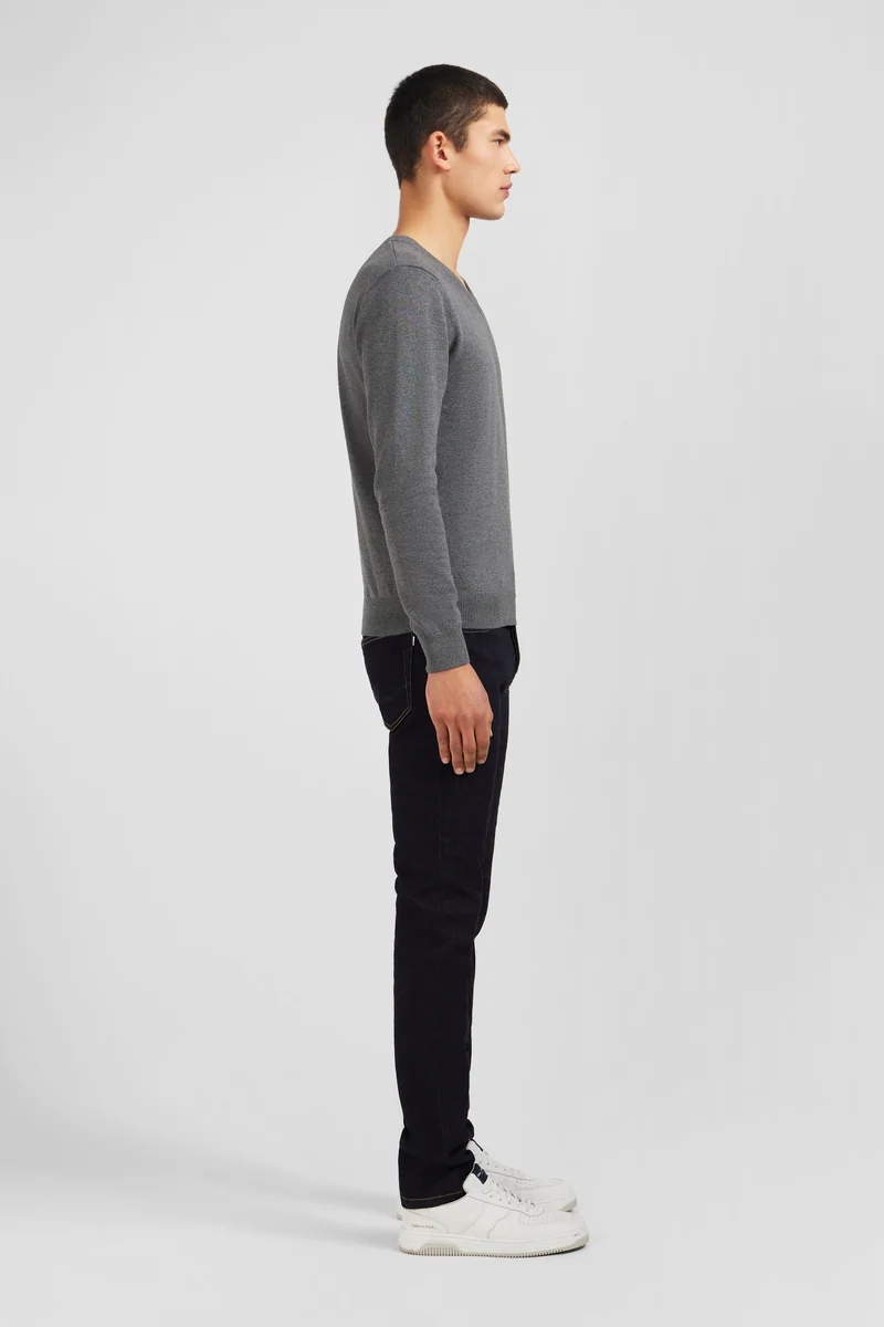Pull gris à col V en coton
