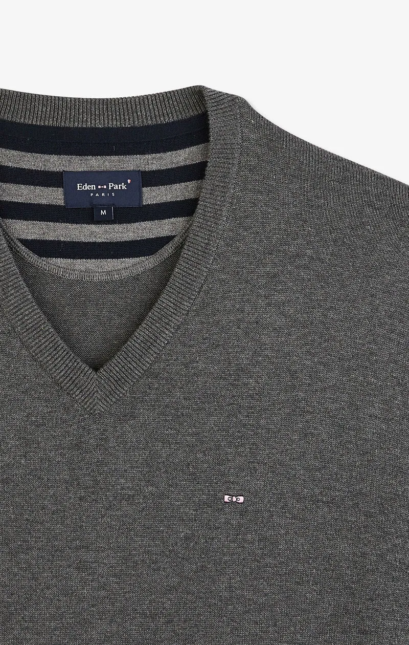 Pull gris à col V en coton