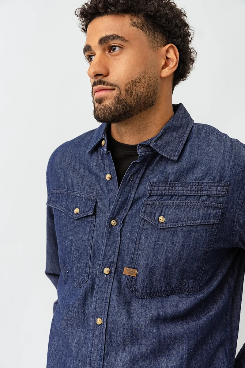 La chemise en denim