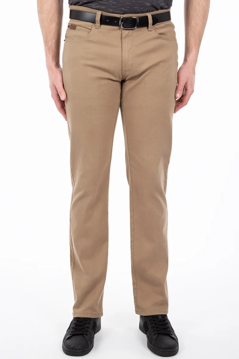 Le pantalon droit coloré