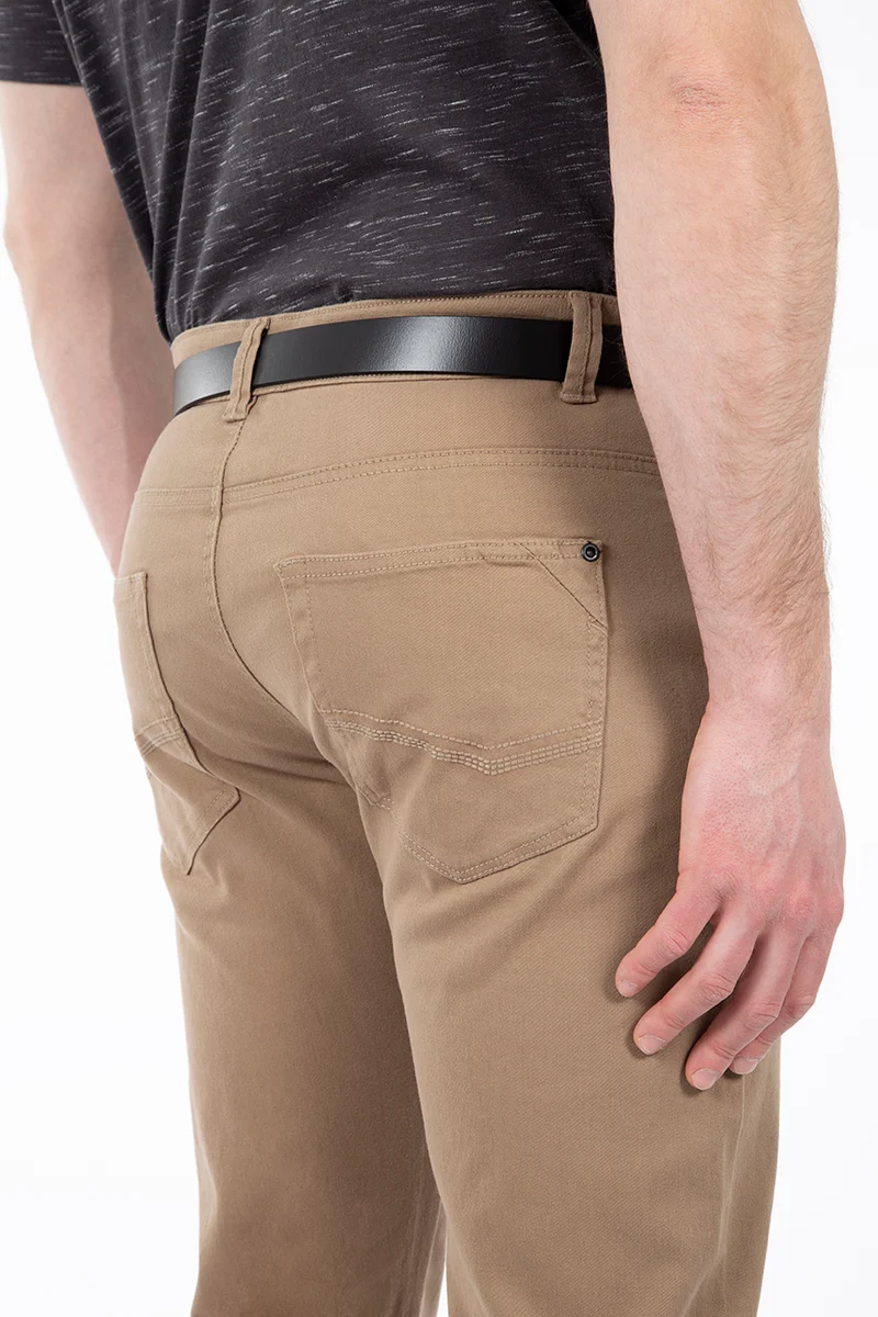 Le pantalon droit coloré