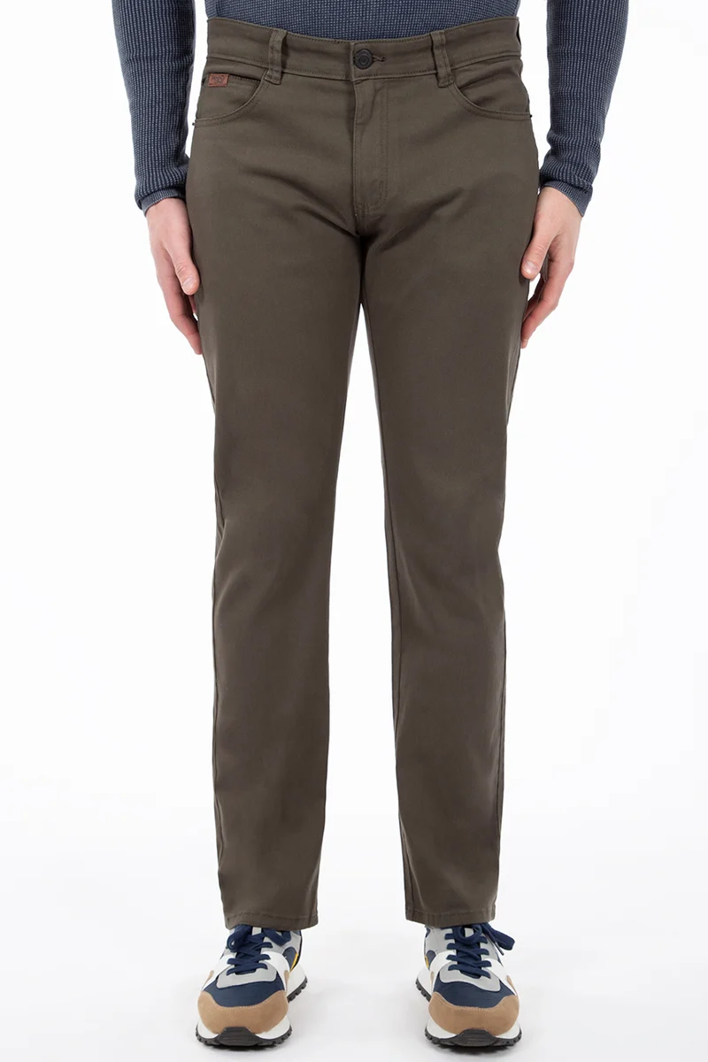 Le pantalon droit coloré