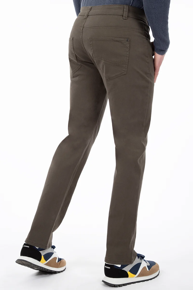 Le pantalon droit coloré