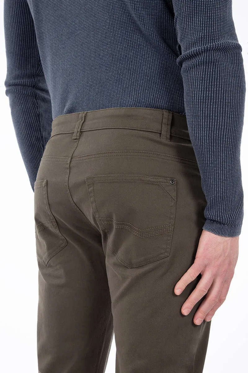 Le pantalon droit coloré