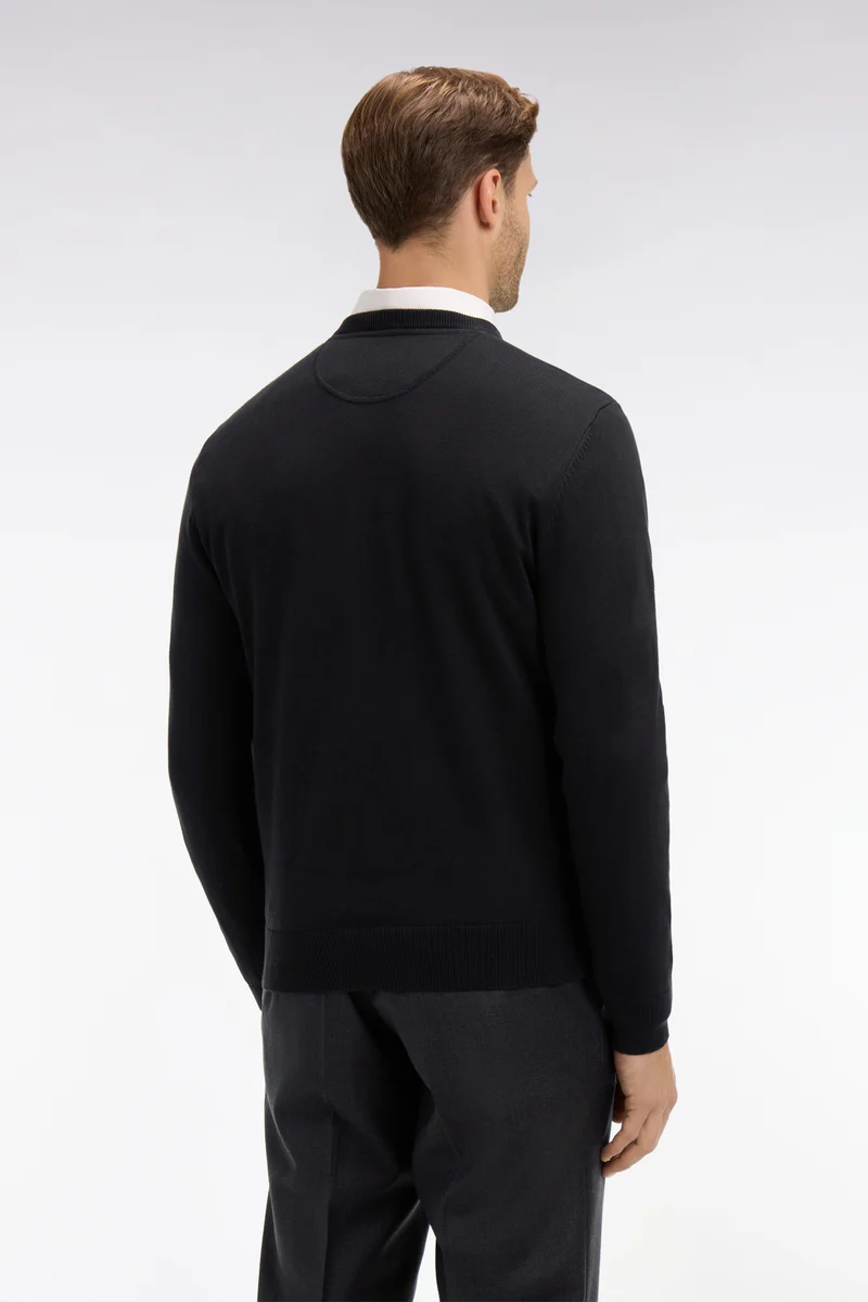 Pull noir à col V en coton