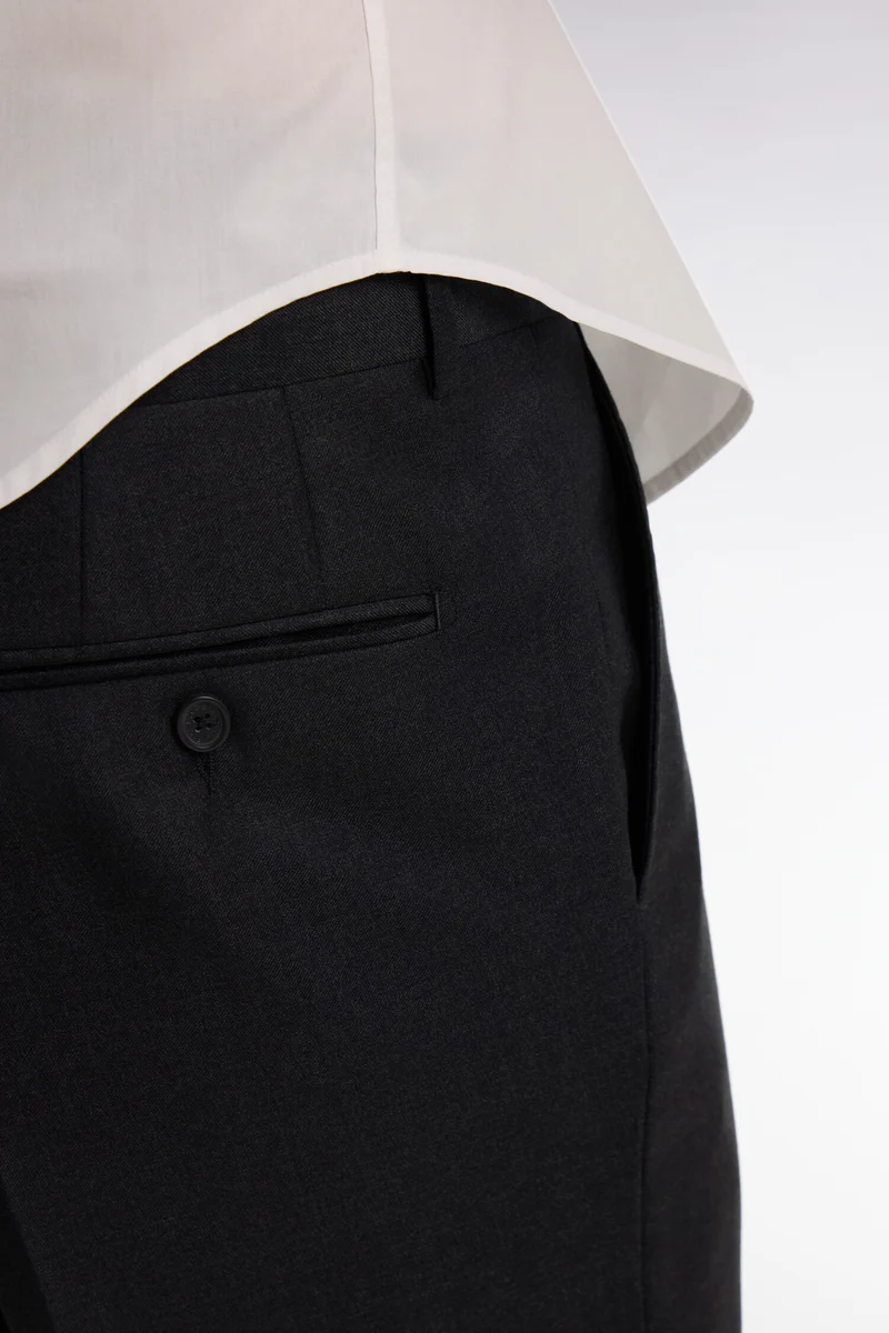 Pantalon regular gris foncé en laine à plis cassés