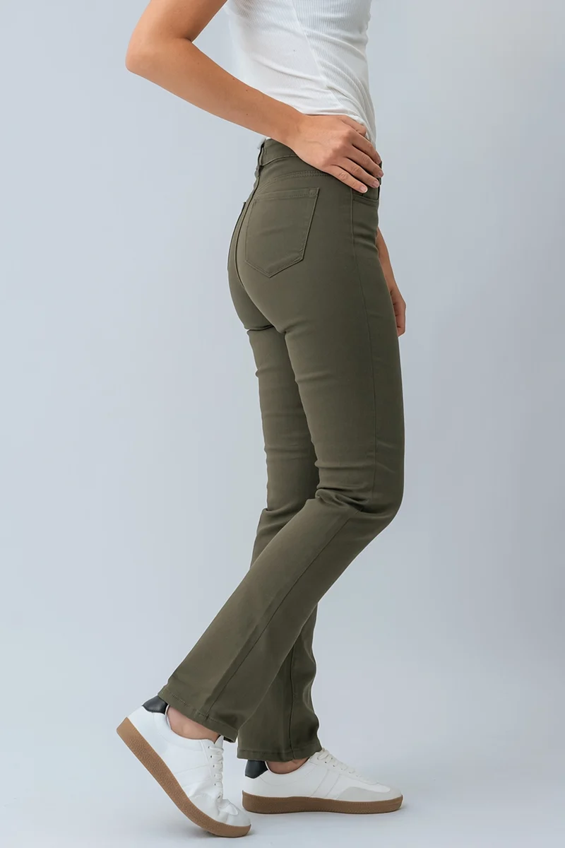 Le jeans droit coloré sculptant