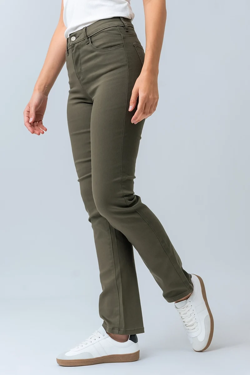 Le jeans droit coloré sculptant