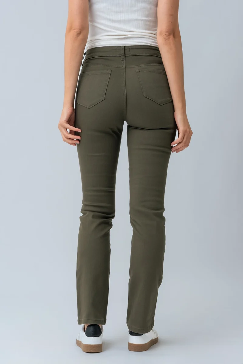Le jeans droit coloré sculptant