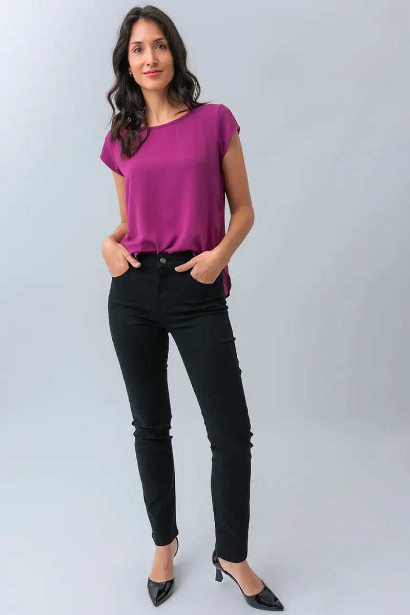 Le jeans droit coloré sculptant