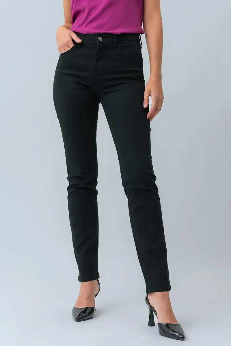Le jeans droit coloré sculptant