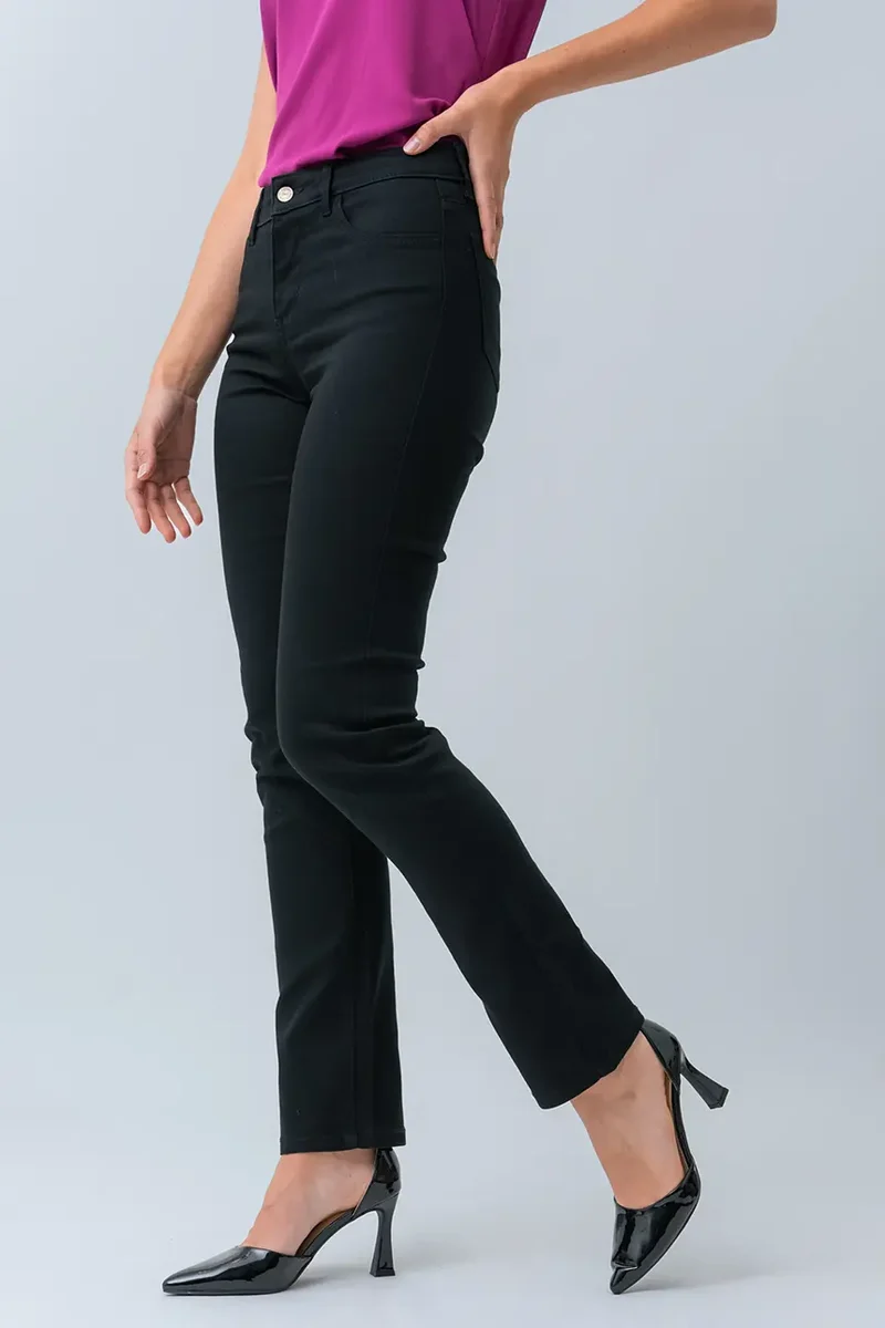 Le jeans droit coloré sculptant