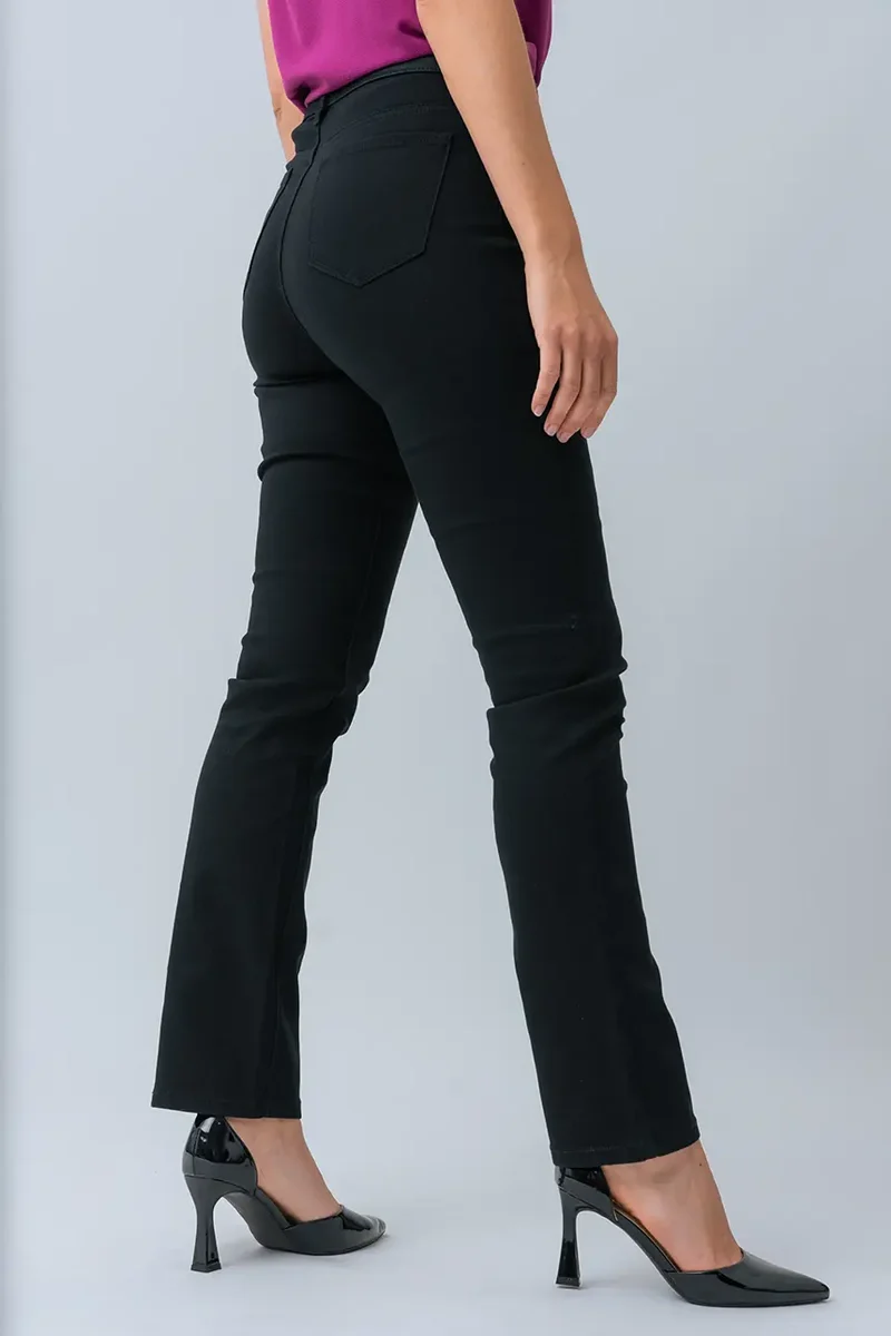Le jeans droit coloré sculptant