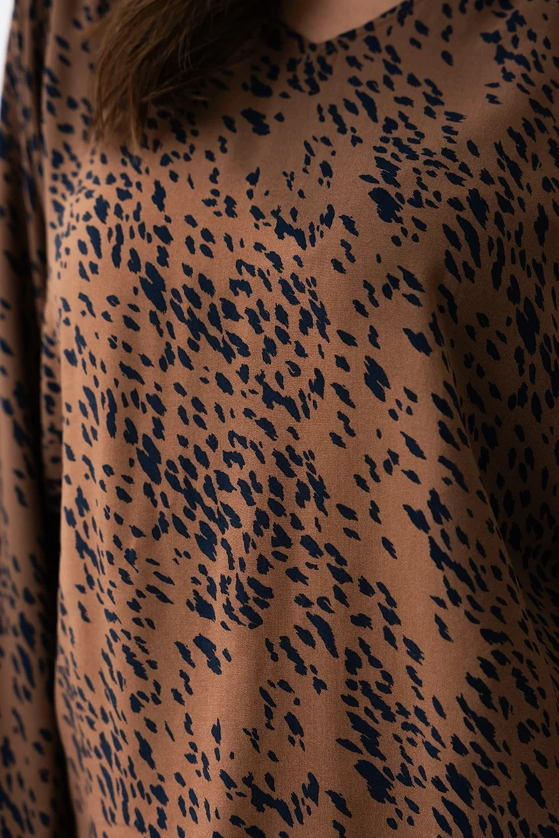 La blouse tachetée bicolore